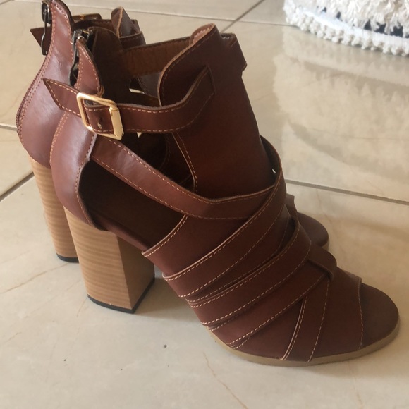 Brown high heels - Picture 2 of 4
